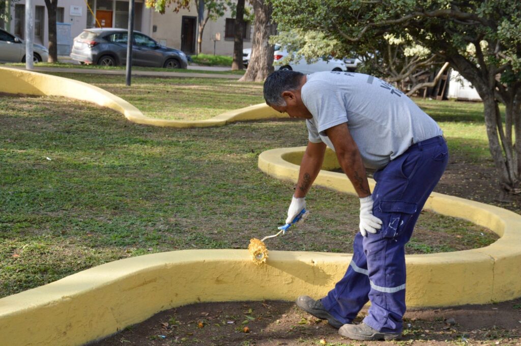 El Gobierno Municipal realiza distintas tareas en plaza Vera Peñaloza