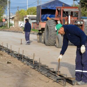 El Gobierno Municipal efectúa moldeo y preparación de suelo para obras de pavimento