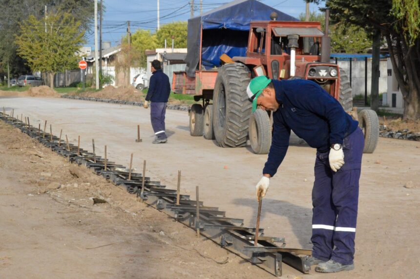El Gobierno Municipal efectúa moldeo y preparación de suelo para obras de pavimento