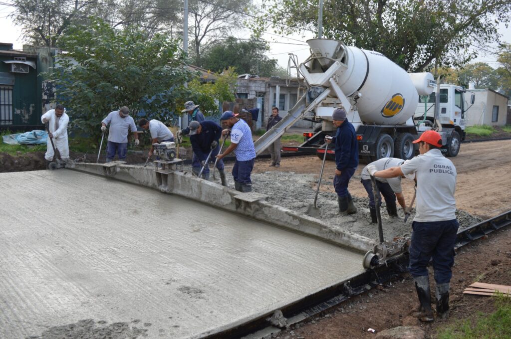 El Gobierno Municipal sigue pavimentando y avanza con la limpieza de desagües y canaletas