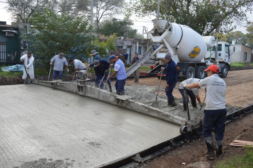 El Gobierno Municipal sigue pavimentando y avanza con la limpieza de desagües y canaletas