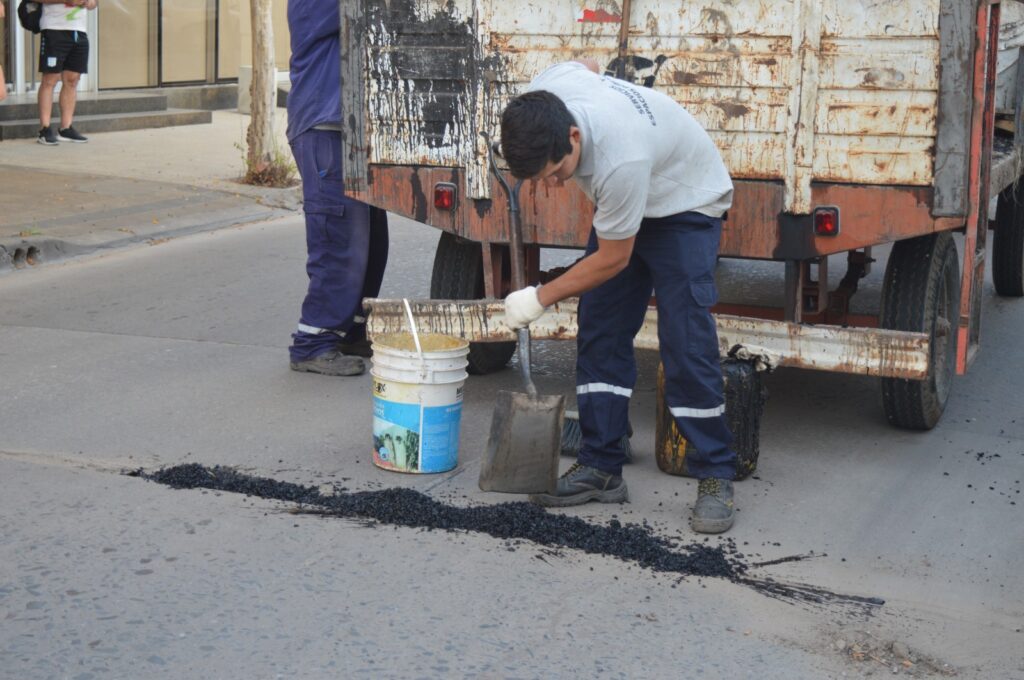 Las cuadrillas municipales avanzan con tareas de bacheo y prepara nuevas pavimentaciones