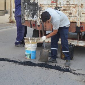 Las cuadrillas municipales avanzan con tareas de bacheo y prepara nuevas pavimentaciones