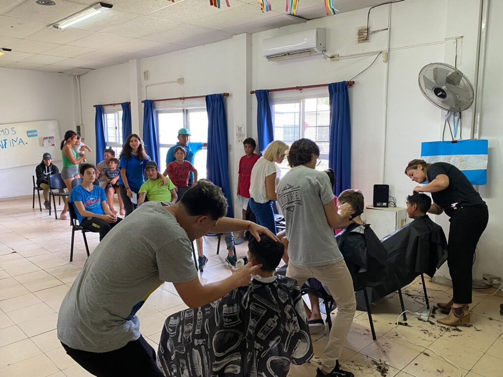Gran convocatoria del “Tijeras Solidarias” en el CIC, para vecinos de barrio Iturbide