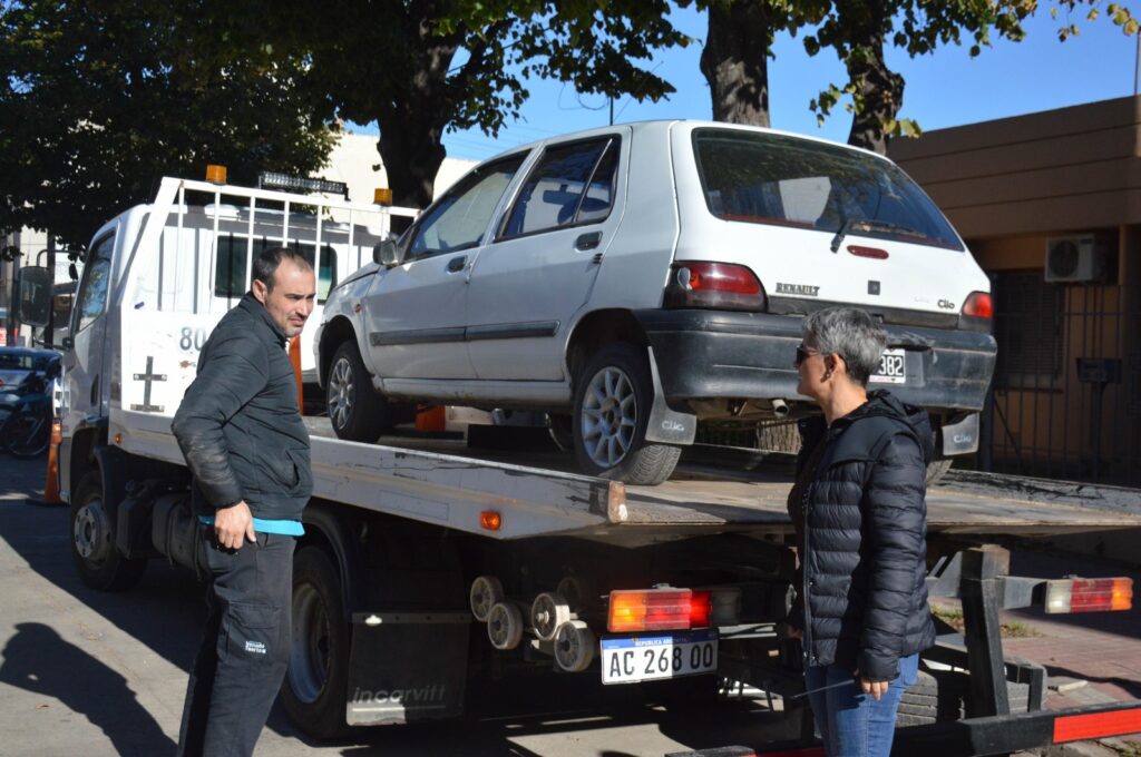 Orden y limpieza: el Gobierno Municipal avanza con el retiro de vehículos abandonados en la vía pública