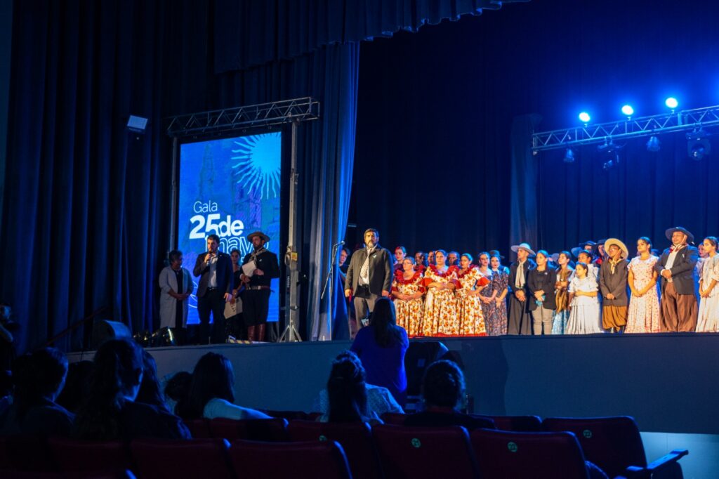 Otra velada a sala llena: Centro Cultural colmado para participar de la Gala del 25 de Mayo