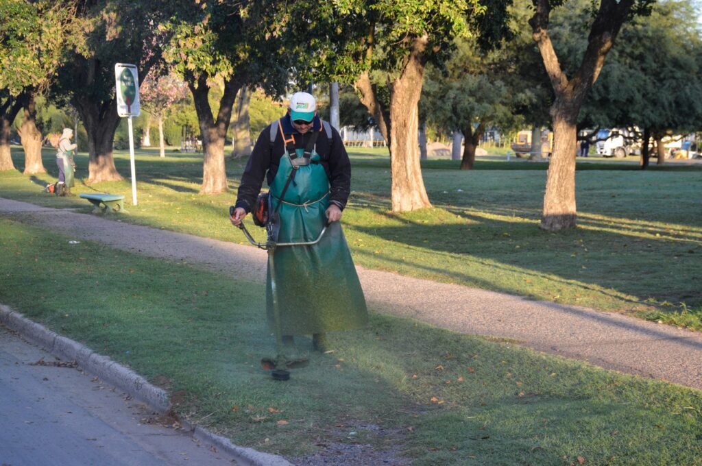 El Gobierno municipal refuerza el trabajo de mantenimiento en los espacios públicos