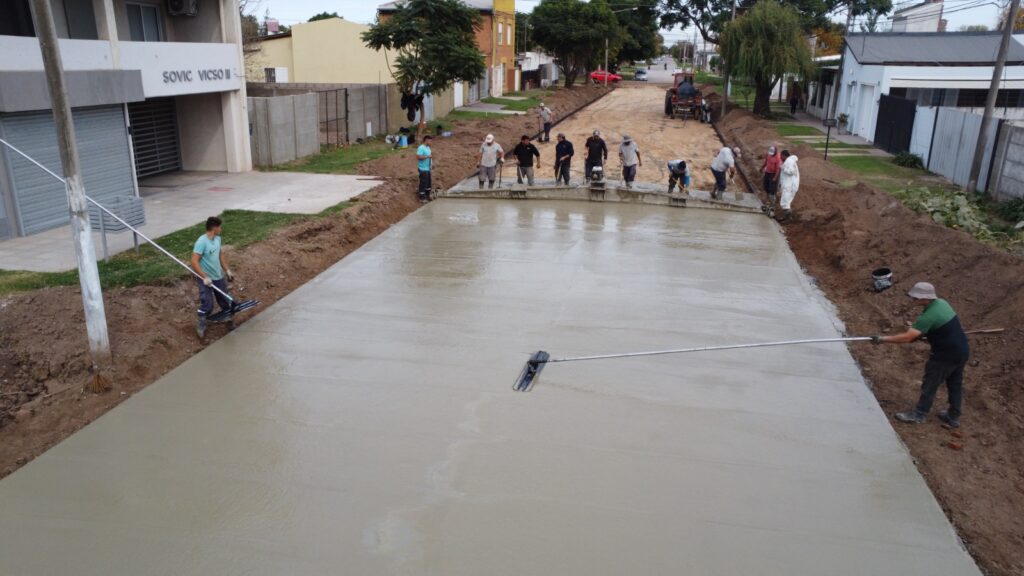El hormigonado de calles en barrio Norte prosigue en tramo de Vélez Sarsfield