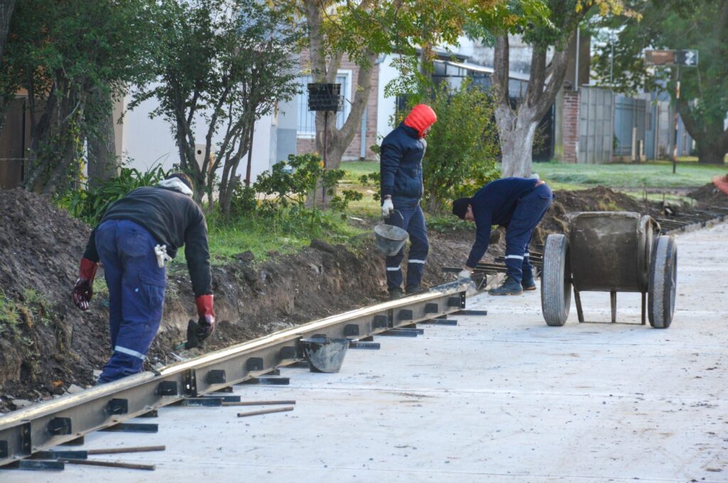 El Gobierno municipal avanza con moldeo de cordones y prepara el suelo para nuevas pavimentaciones