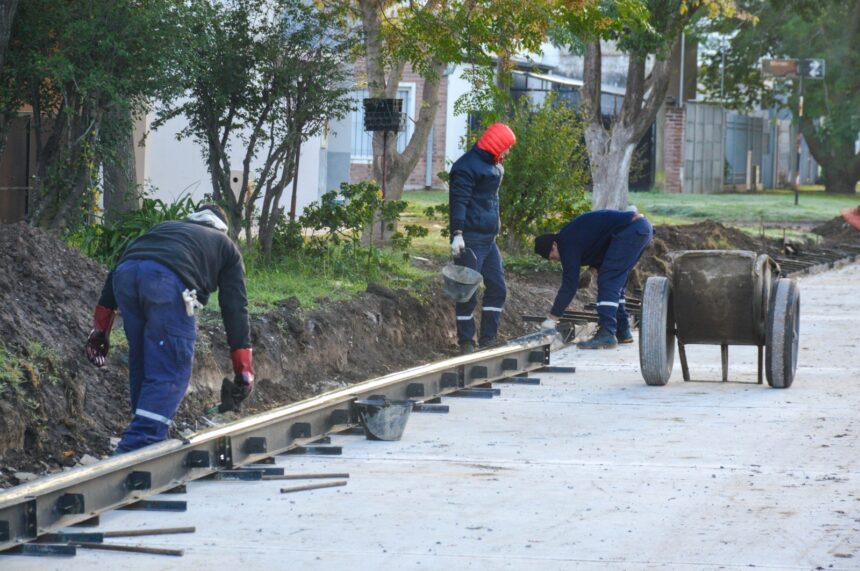 El Gobierno municipal avanza con moldeo de cordones y prepara el suelo para nuevas pavimentaciones