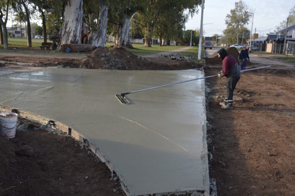 El Gobierno Municipal avanza con hormigonado de bocacalle y movimiento de suelo para pavimento