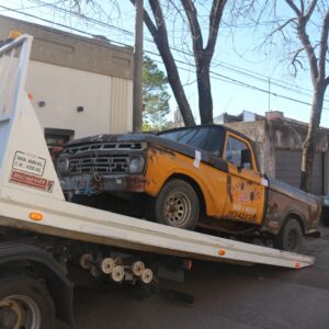 Orden y limpieza: el Gobierno Municipal continúa retirando vehículos abandonados de la vía pública
