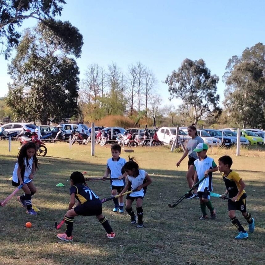 Unos 50 niños y niñas asisten a la Escuela Municipal de Hockey