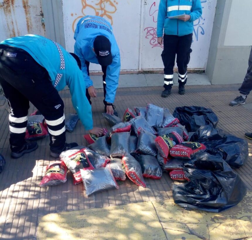 Cuatro detenidos: Engañaban a vecinos vendiendo bolsas de residuos en nombre del Gobierno municipal