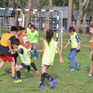 Gran participación en el interbarrial de fútbol del Parque Municipal