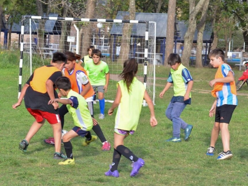 Gran participación en el interbarrial de fútbol del Parque Municipal