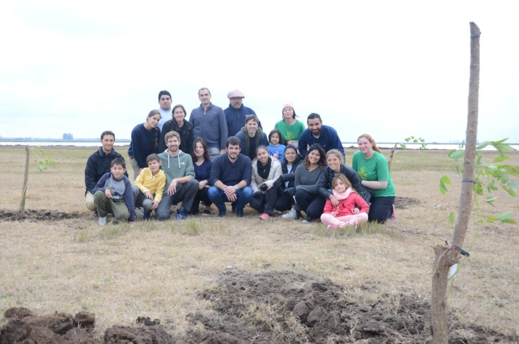 Jornada de forestación en El Hinojo de vecinos y voluntarios de “Reciclar Venado”