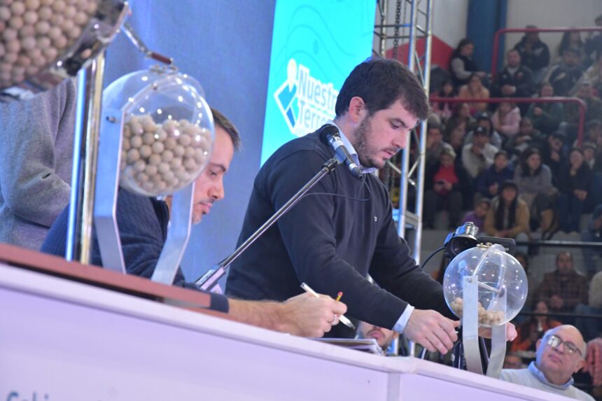 Una tarde de emociones: en el Estadio Olimpia el Gobierno Municipal sorteó 108 terrenos Una tarde de emociones: en el Estadio Olimpia el Gobierno Municipal sorteó 108 terrenos