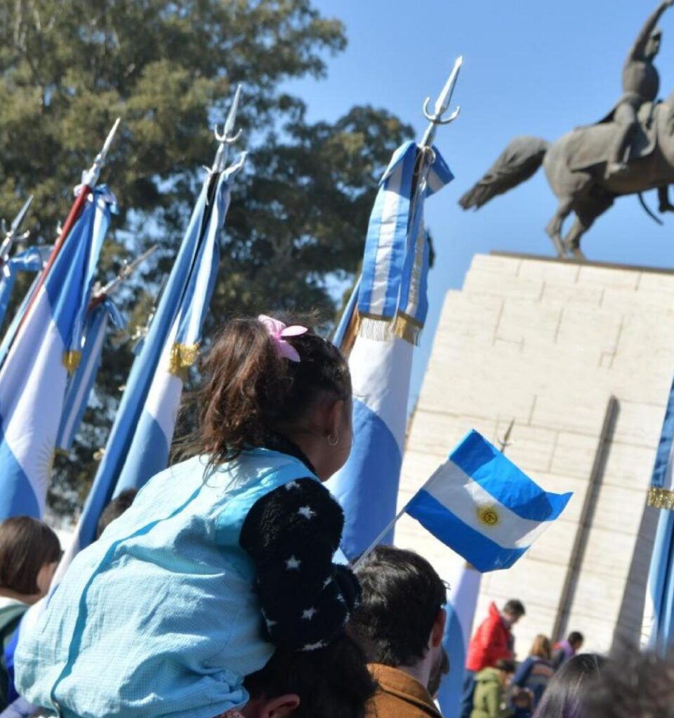 Acto oficial en el Día de la Independencia con Pericón Nacional y Desfile Patrio
