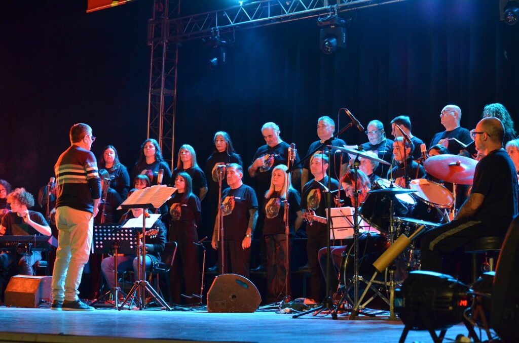El Coro la Voce del Verdi presenta su espectáculo “Charly Coral” en el Centro Cultural