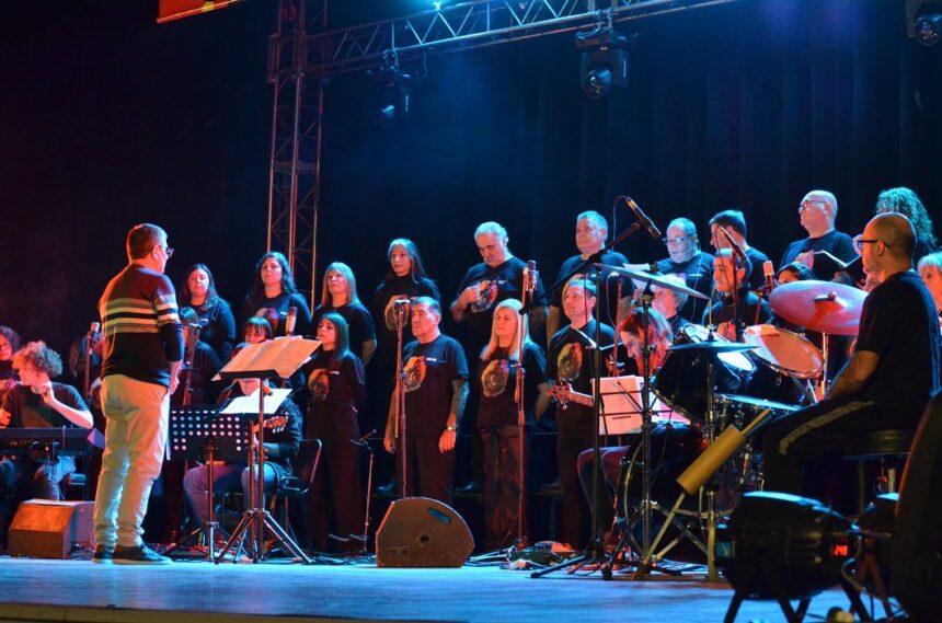 El Coro la Voce del Verdi presenta su espectáculo “Charly Coral” en el Centro Cultural