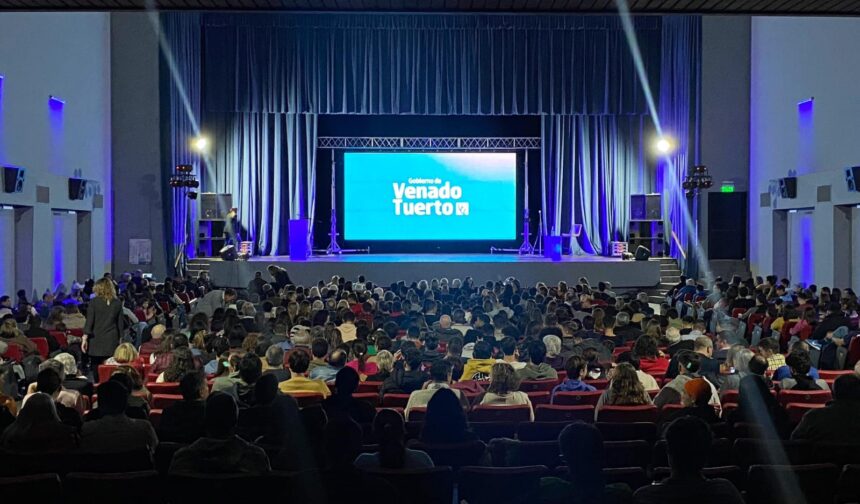 Pablo Giralt brindó una charla en el Cultural y se llevó la declaratoria de Ciudadano Ilustre