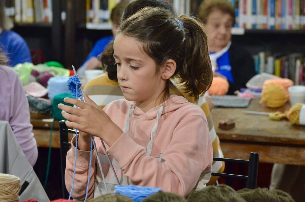 Vacaciones de invierno: Taller de Bufandas para celebrar el Día de los Abuelos
