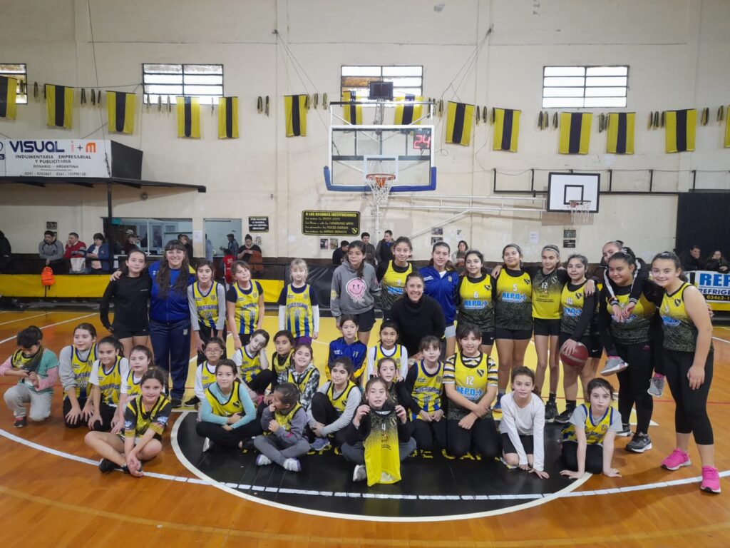 Encuentro de básquet femenino en Elortondo