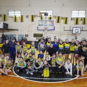 Encuentro de básquet femenino en Elortondo
