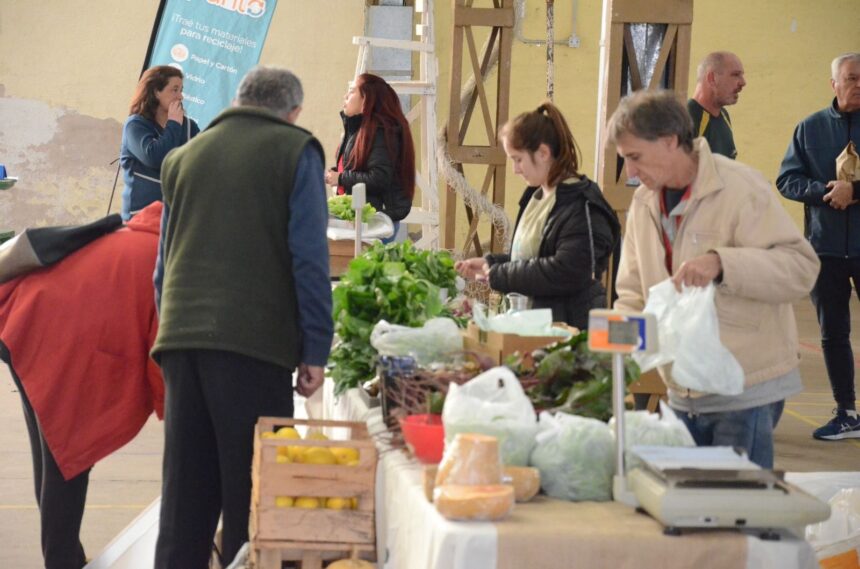La feria dominguera volvió con todo al gimnasio del Santa Rosa