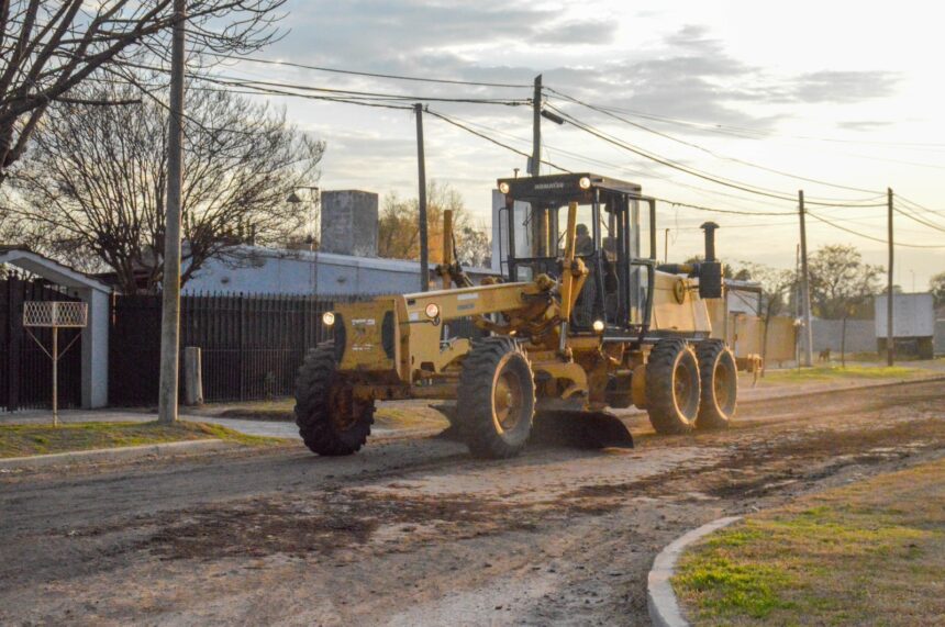 El Gobierno municipal sigue pavimentando y realizando mantenimiento en calles de calzada natural