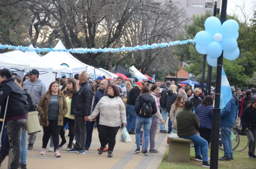 Gran concurrencia de público en el especial del Paseo de la Ciudad por el 9 de Julio Gran concurrencia de público en el especial del Paseo de la Ciudad por el 9 de Julio