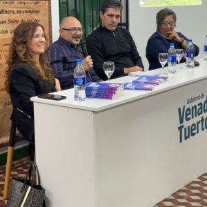La historiadora Alejandra García presentó su libro sobre Cayetano Silva