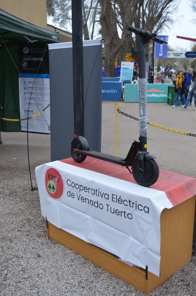 Presencia de la Cooperativa Eléctrica con el monopatín eléctrico