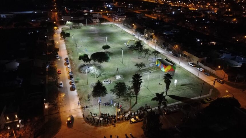 Municipio y CEVT inauguraron luminarias, mobiliario y nuevo espacio cultural en la plaza Del Docente