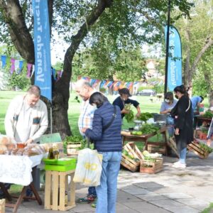 “Huerteros en tu Barrio” llega a la plaza Vera Peñaloza con verdura fresca de producción local