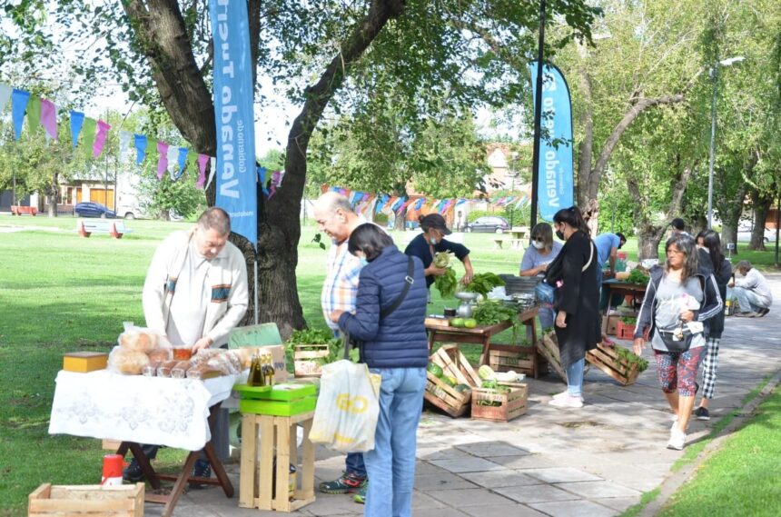 “Huerteros en tu Barrio” llega a la plaza Vera Peñaloza con verdura fresca de producción local