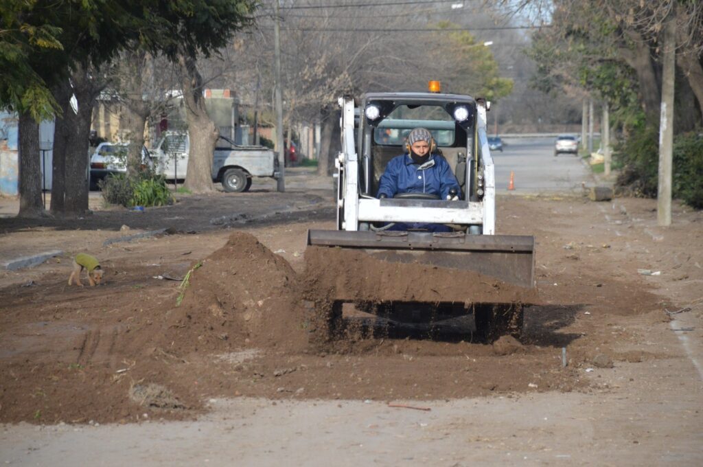 Cuadrillas municipales ejecutan obras de cordón cuneta