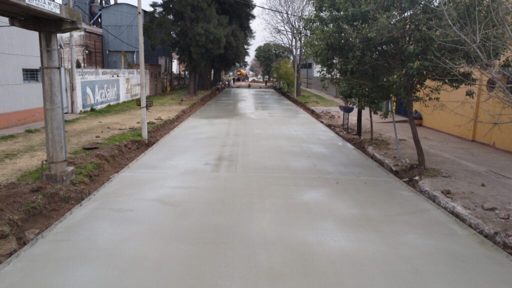 El Gobierno Municipal ejecuta una importante obra de pavimento en barrio Rivadavia