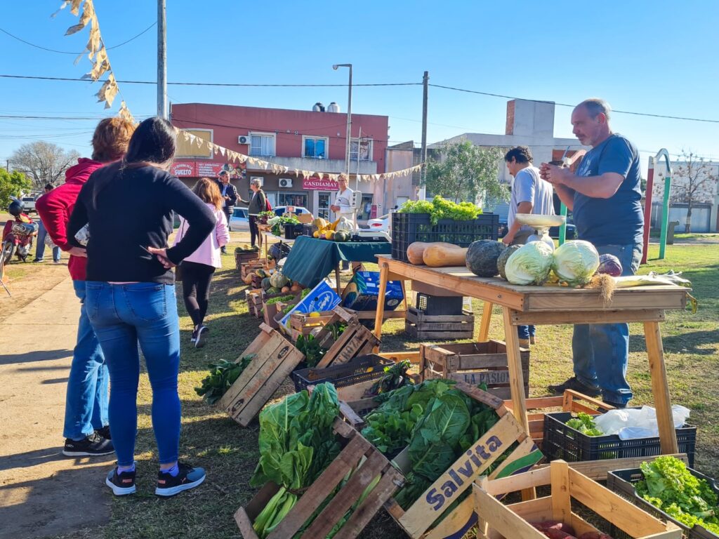 El programa “Huerteros en tu barrio” se instaló en la plaza De la Familia