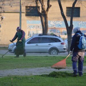 Redoblado esfuerzo de los equipos municipales por mantener la ciudad limpia y ordenada Redoblado esfuerzo de los equipos municipales por mantener la ciudad limpia y ordenada