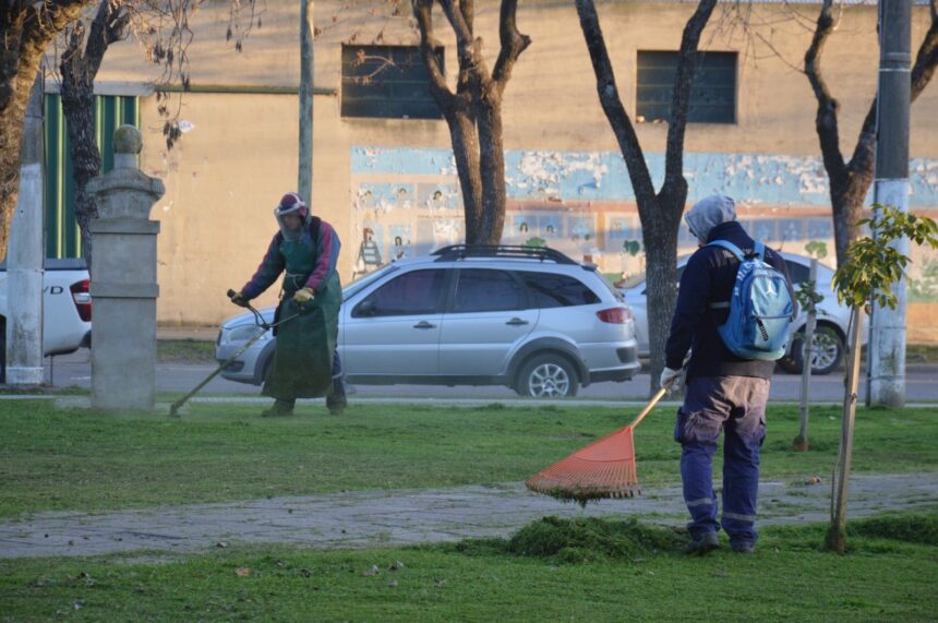 Redoblado esfuerzo de los equipos municipales por mantener la ciudad limpia y ordenada Redoblado esfuerzo de los equipos municipales por mantener la ciudad limpia y ordenada