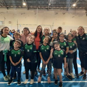 Domingo de encuentros deportivos de hockey y vóley en infantiles mixtos