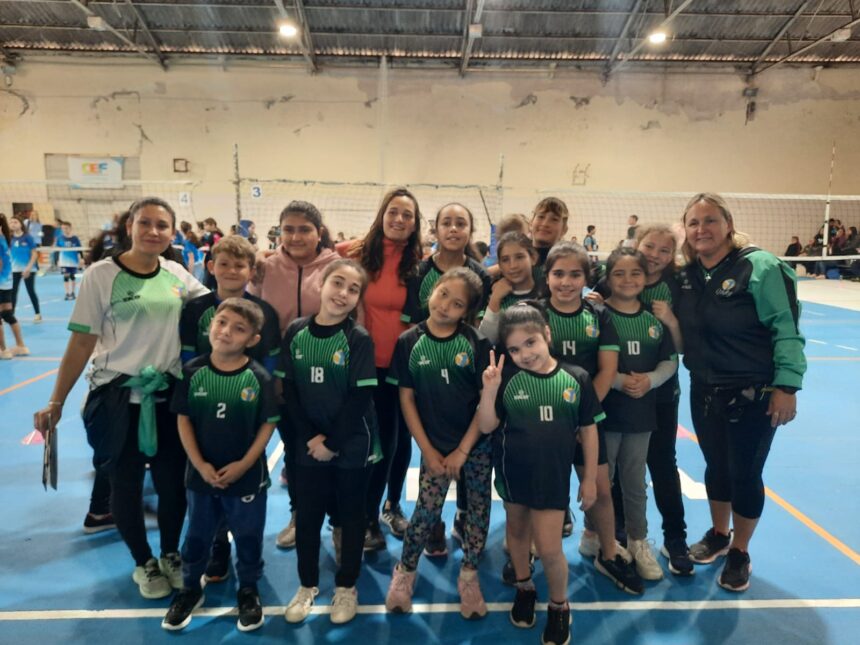 Domingo de encuentros deportivos de hockey y vóley en infantiles mixtos Domingo de encuentros deportivos de hockey y vóley en infantiles mixtos
