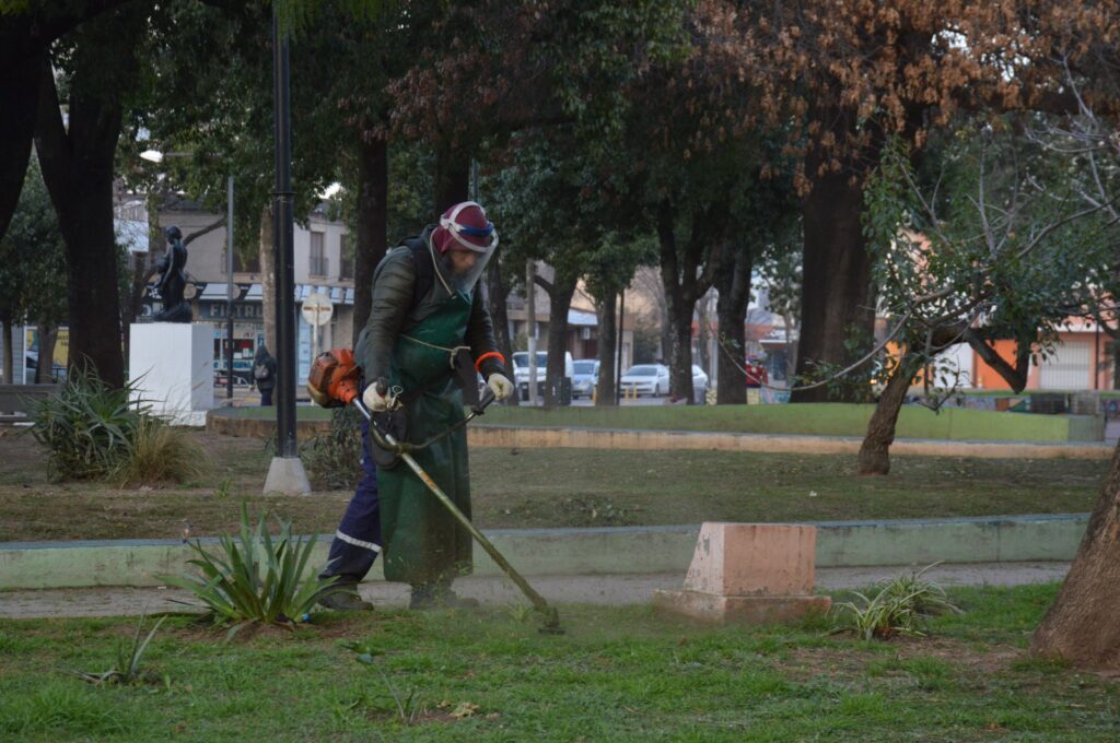 Las cuadrillas municipales desarrollan tareas de limpieza y acondicionamiento de los espacios públicos