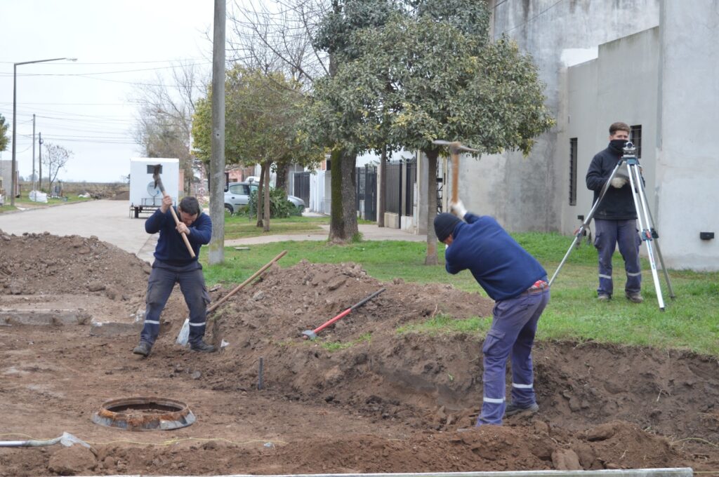 Intenso trabajo de las cuadrillas municipales en arreglo de calles y desagües
