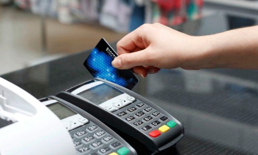 Desde la OMIC instan a no cobrar recargo por compras con tarjetas de débito