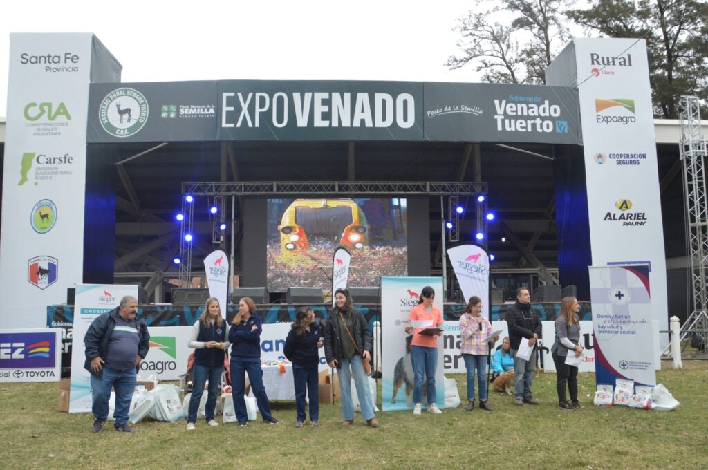 Una exhibición canina con gran variedad de razas