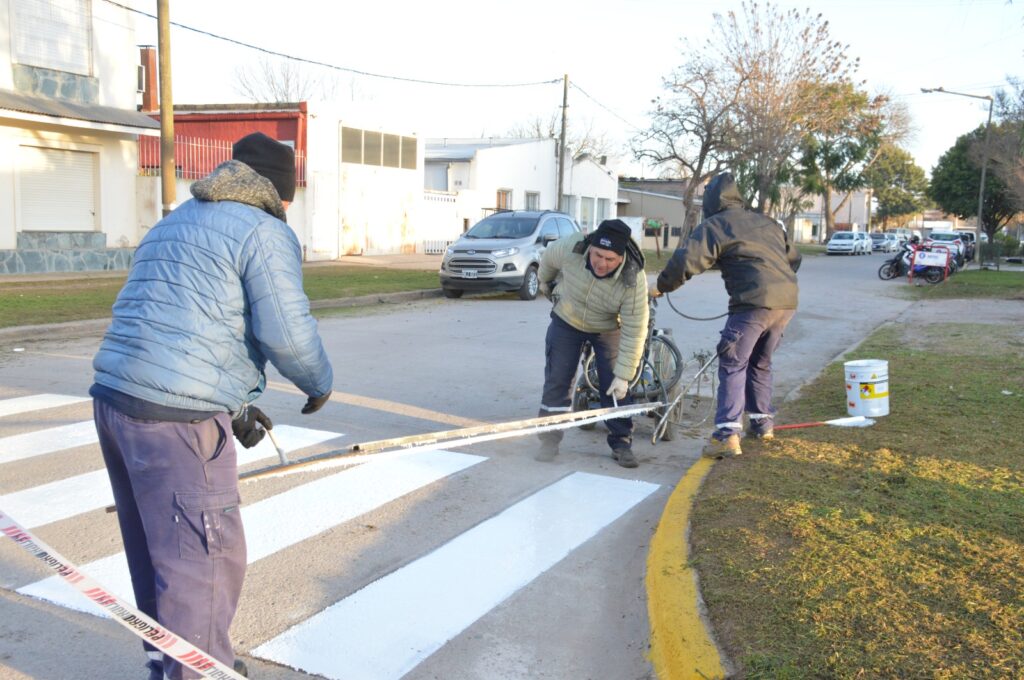 Fuerte intervención sobre sendas peatonales, señalética vial y nomencladores