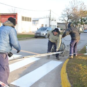Fuerte intervención sobre sendas peatonales, señalética vial y nomencladores